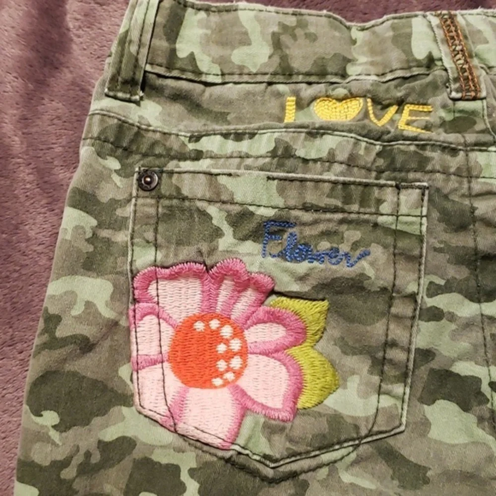 Children's Place Capri's‎ Size 14 Camo with Flowers